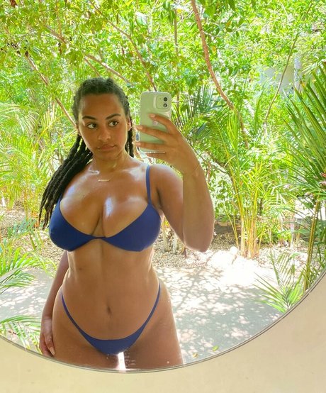 Raina Morris アート女優 写真