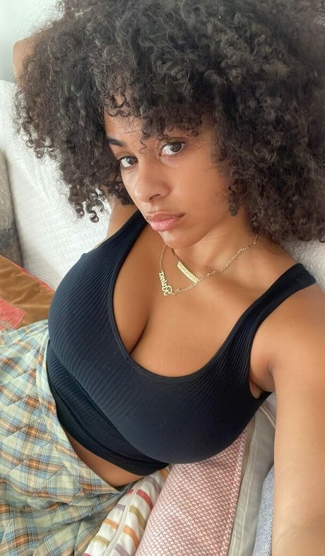 Raina Morris ポルノスター ヌード 画像