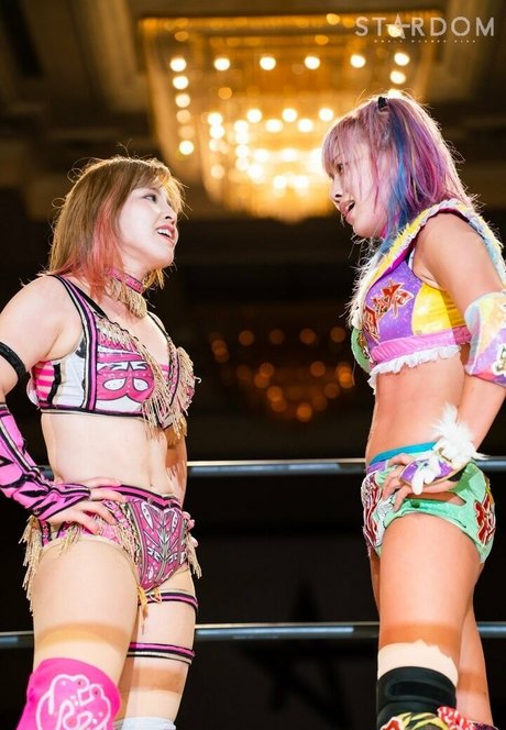 ヌード自撮りオンリーファンズ ポルノ 写真