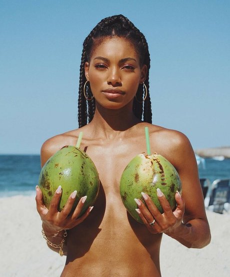 Tina Calamba かわいいポルノスター 写真