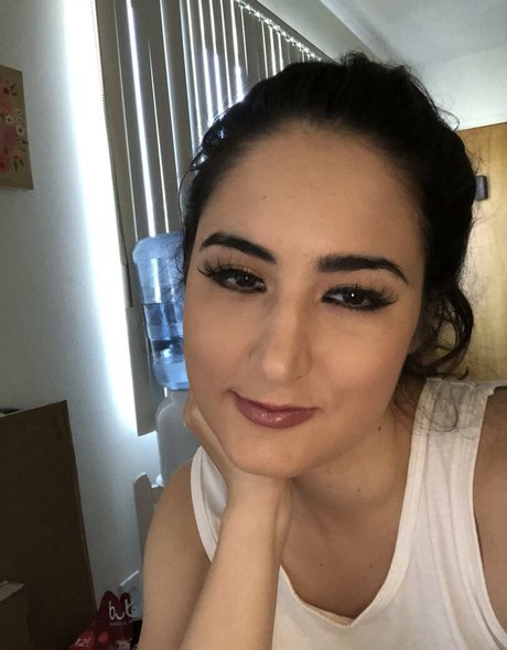 巻き毛のティーンズオンリーファンズ セクシーヌード 画像