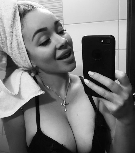 痩せた美女オンリーファンズ ホットxxx 画像