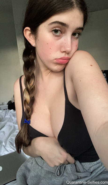巨乳で痩せているオンリーファンズ セクシーヌード 画像