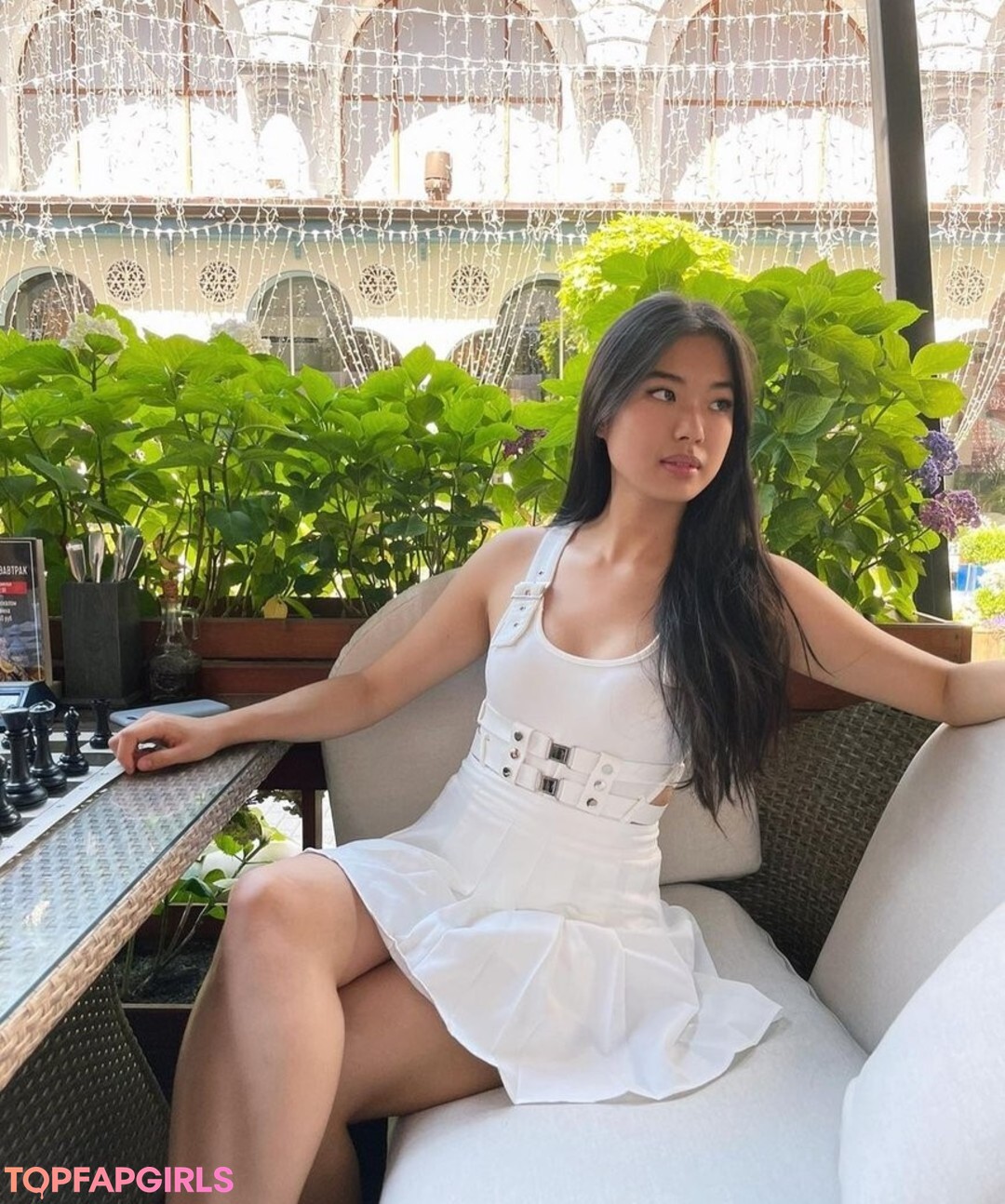 平らな胸のオンリーファンズ パーフェクト 写真