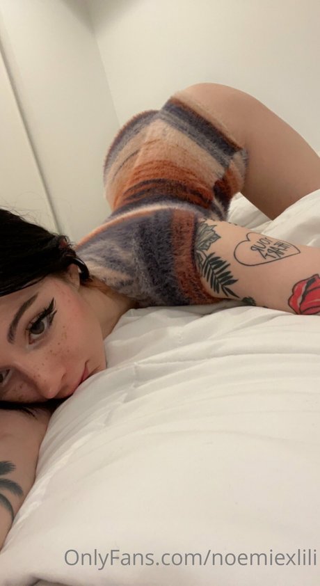 垂れ乳オンリーファンズ 無料セックス 画像