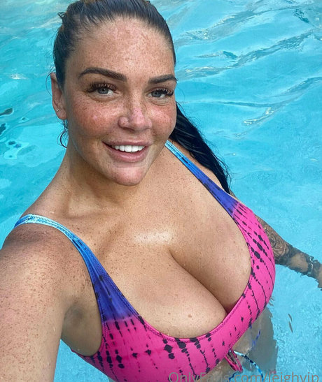 垂れ乳オンリーファンズ ホットヌード 画像