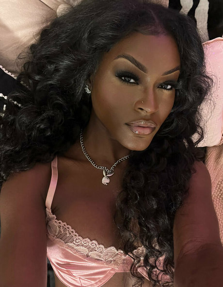 トランスティーンオンリーファンズ ポルノグラフィック 写真