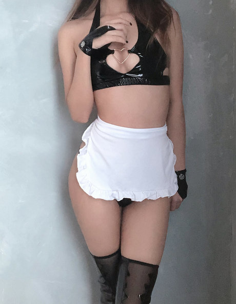 曲線美のラテン系オンリーファンズ セクシー裸 写真