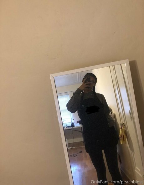 黒檀の偽おっぱいオンリーファンズ エロチック 写真