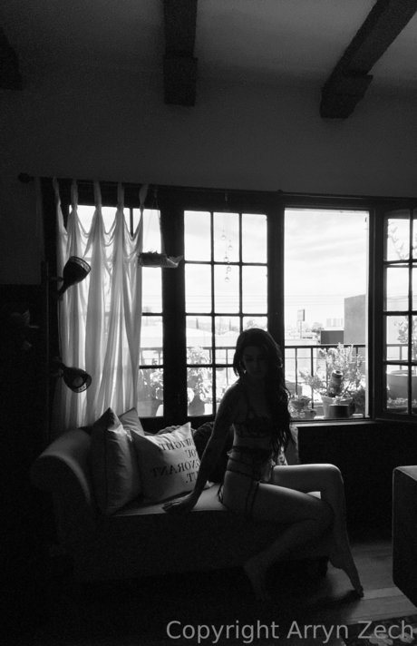 白いランジェリーオンリーファンズ ヌード 写真