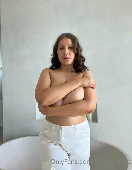 曲線美のクーガーオンリーファンズ セクシーヌード 画像