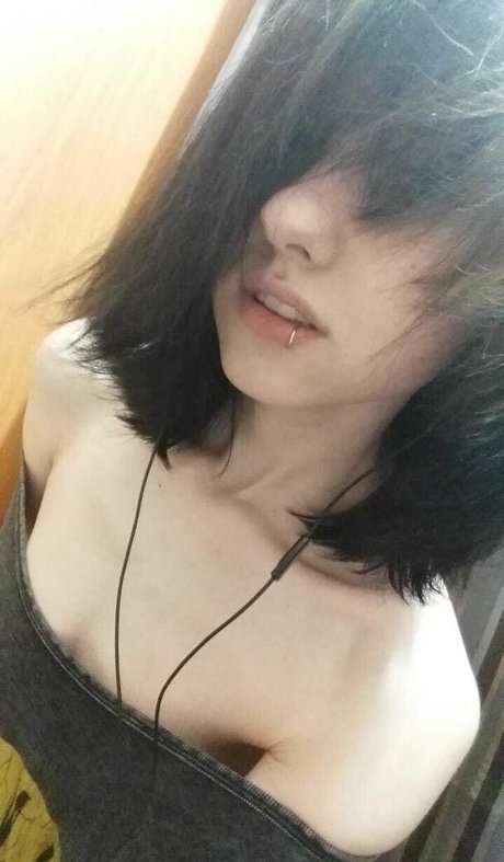 ショートヘアのオンリーファンズ ポルノ 写真