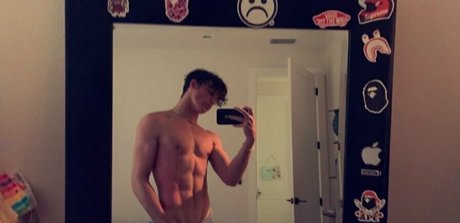 セクシーなブルネットのオンリーファンズ 無料xxx 写真