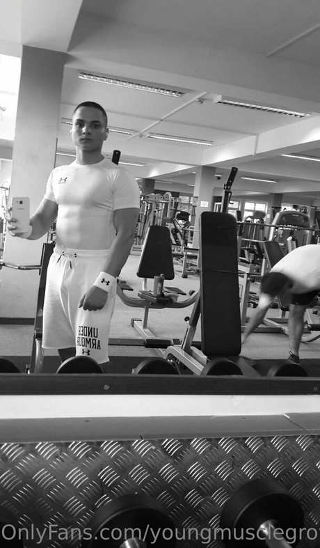 youngmusclegrowingboy スター ヌード アーカイブ
