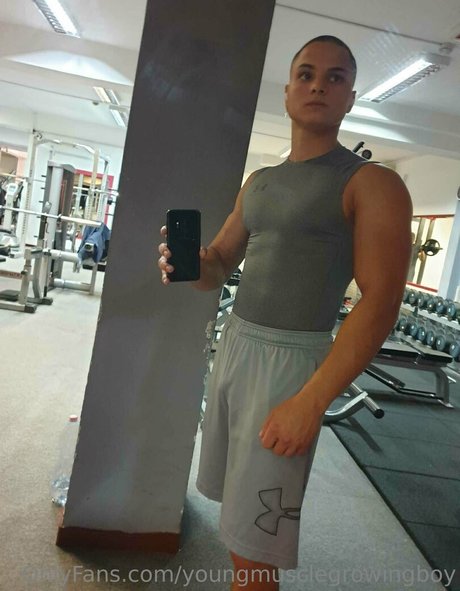 youngmusclegrowingboy ポルノスター 写真