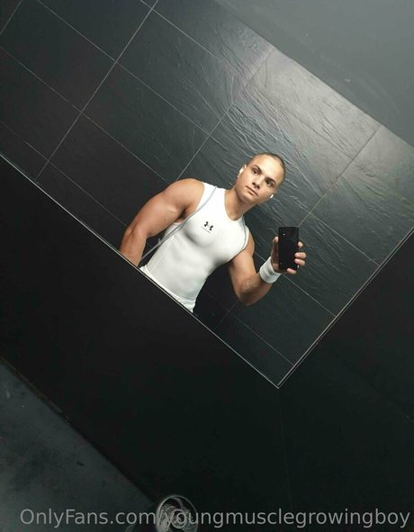youngmusclegrowingboy ポルノスター トップ 写真