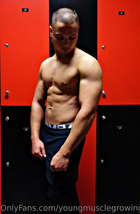 youngmusclegrowingboy アダルトスター 写真