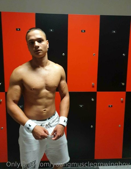 youngmusclegrowingboy ポルノスター 独占 写真