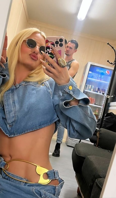 Alexandra Stan ポルノ女優 写真