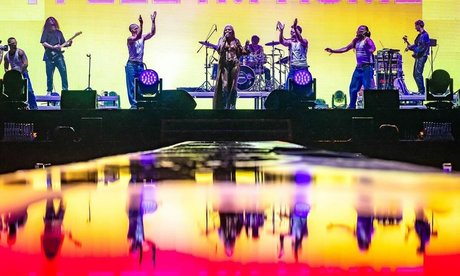 Alexandra Stan セックスモデル 写真