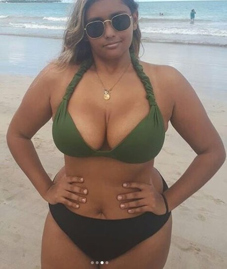 巨乳ストリップオンリーファンズ セクシー裸 写真