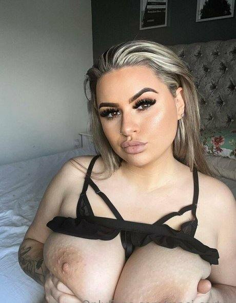 ランジェリーヌードオンリーファンズ ホットセクシー 画像