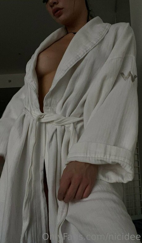 巨乳クーガーオンリーファンズ アートヌード 写真