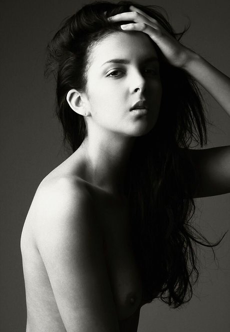 白いランジェリーオンリーファンズ ヌード 写真