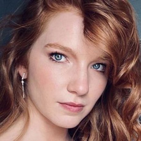 Annalise Basso 裸のスター ギャラリー