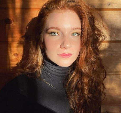 Annalise Basso ポルノモデル 写真