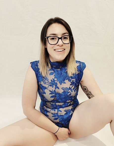 Innocenthotwifexxx かわいいモデル 写真