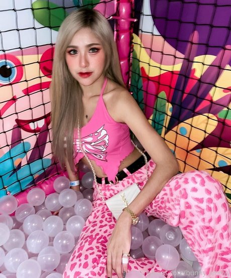 金髪巨乳オンリーファンズ アートヌード 画像