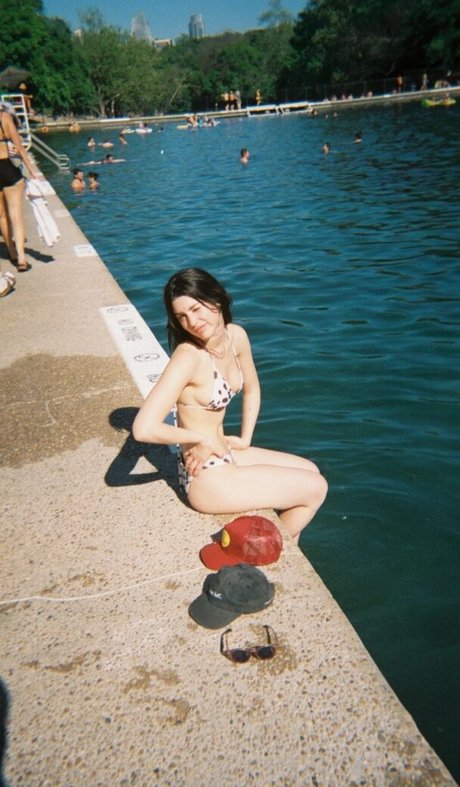 Gracie Abrams アート女優 写真