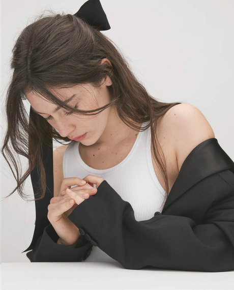 Gracie Abrams ポルノモデル 写真