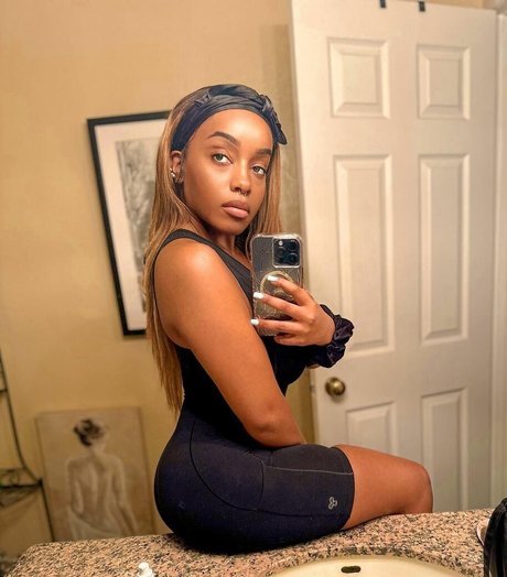 Lily Starfire ポルノモデル 写真