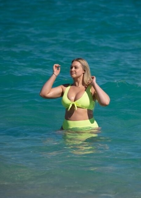 巨乳ストリップオンリーファンズ セクシーヌード ギャラリー