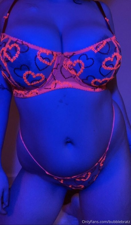 BubbleBratz 裸のモデル 写真