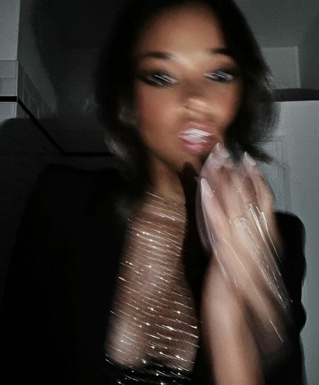 Ella Balinska xxxスター 写真
