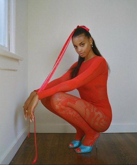 Ella Balinska 裸のポルノスター 画像