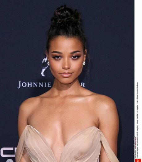 Ella Balinska アートモデル 画像