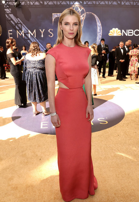 Betty Gilpin 素敵なポルノスター 画像