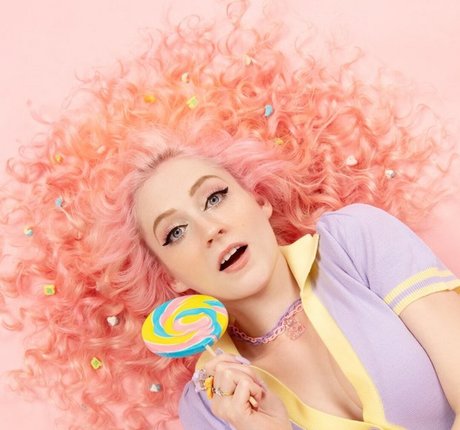 Janet Devlin 裸の女優 写真