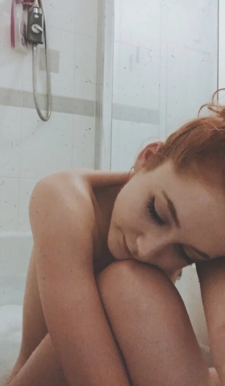 Janet Devlin ポルノスター 裸 写真