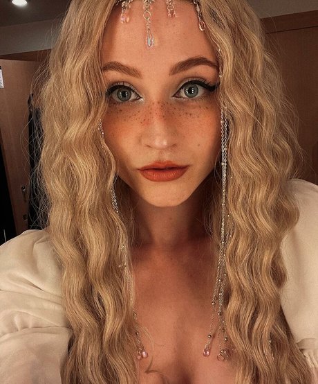 Janet Devlin ポルノスター トップ 画像