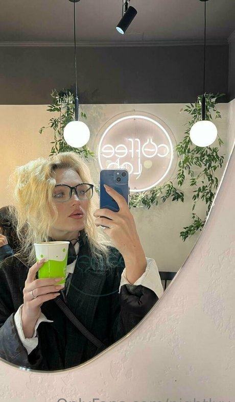 Nightlyy 素敵なモデル 写真