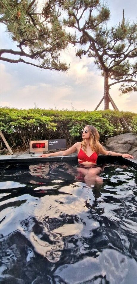 Laure Valee かわいいモデル 写真