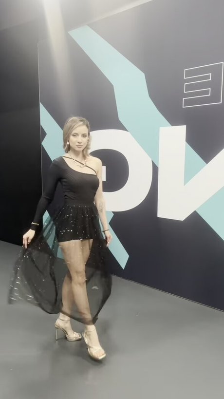 Laure Valee ホットなモデル 画像