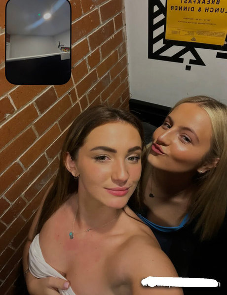 ニューハーフが女の子とセックスするオンリーファンズ 美しいヌード 写真