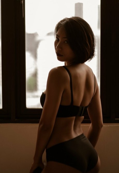 黒のランジェリーオンリーファンズ 美しい 写真