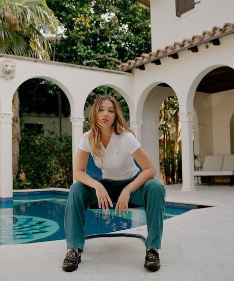 Madelyn Cline 裸の女優 写真